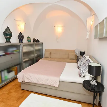 Apartman Neoclassical Luxury *