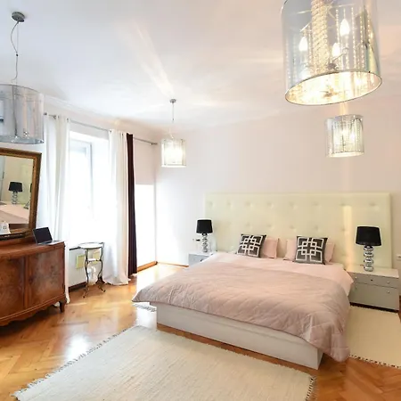 Apartman Neoclassical Luxury *