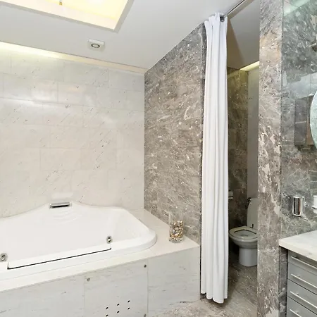 Neoclassical Luxury Appartement