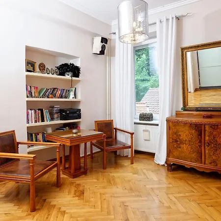 Neoclassical Luxury Lägenhet *
