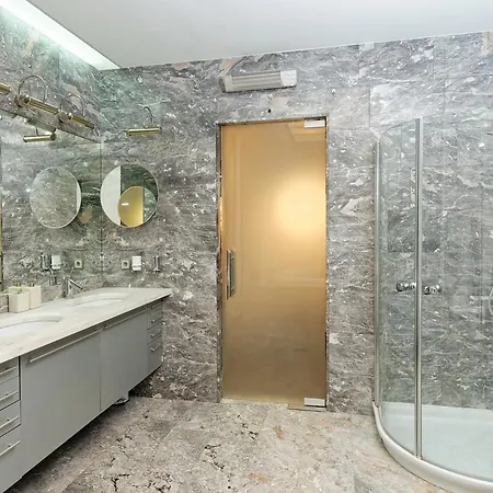 Appartement Neoclassical Luxury