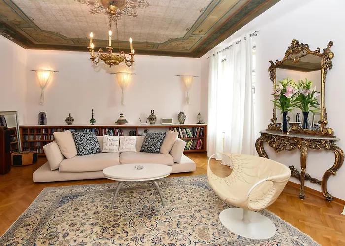 Apartment Neoclassical Luxury *