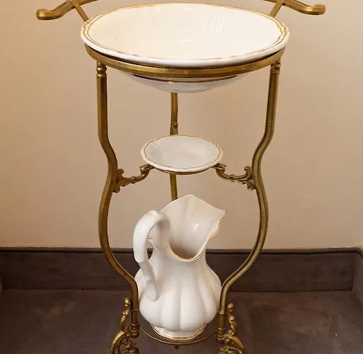 Neoclassical Luxury Apartment *