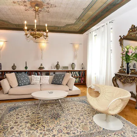 Apartment Neoclassical Luxury *