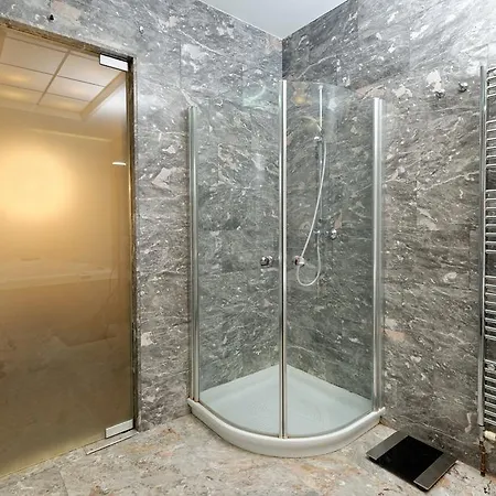 Neoclassical Luxury Apartment *